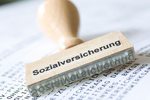 © Finanzfoto - stock.adobe.com Foto: Holzstempel Sozialversicherung