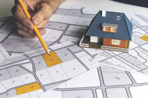 © ronstik - stock.adobe.com Foto: Grundstückspläne mit Modellhaus