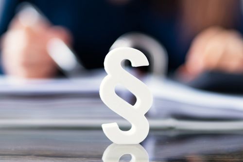 © Andrey Popov - stock.adobe.com Foto: Paragraph vor Aktenmappe