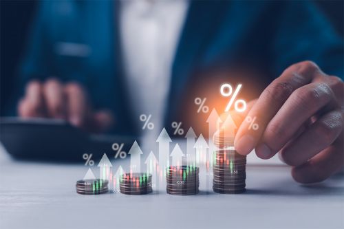 © Suriya - stock.adobe.com Foto: Mann mit Münzen