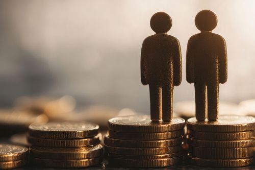 © Nongkhane - stock.adobe.com Foto: Figuren auf Münzstapel