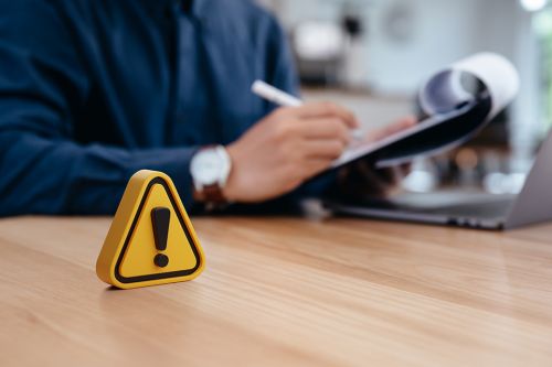 Foto: schwarzes Rufzeichen auf gelbem Dreieck