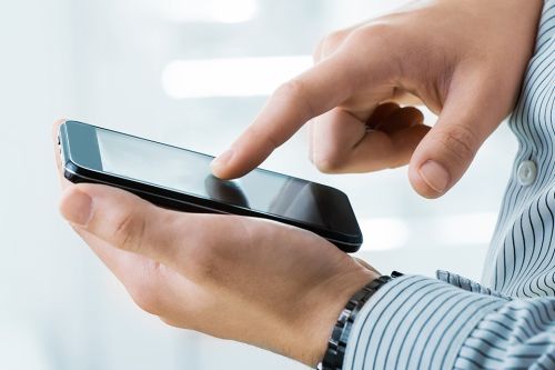 © zadorozhna - stock.adobe.com Foto: Person tippt auf Mobiltelefon